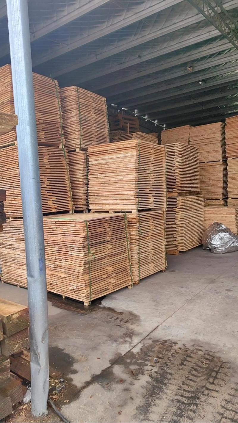 在选择建材时,尤其是板材这种复杂多样的材料,一张好的图片往往能瞬间让你感受到产品的质感与风格。今天就来聊聊如何挑选适合的板材——通过查看板材图片,从多个维度进行对比分析。